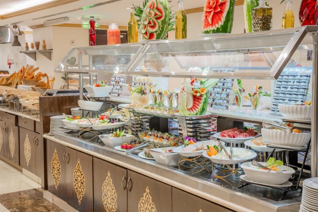 Taiba Madinah Hotel buffet - SaudiaKeys