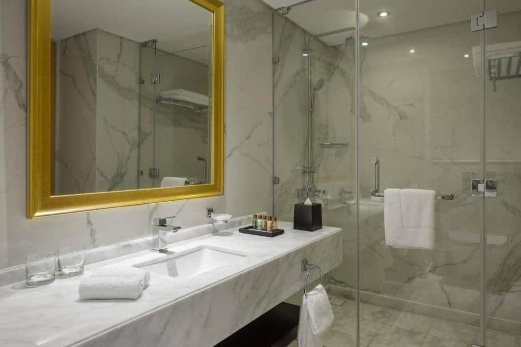 Sheraton Makkah Jabal Al Kaaba Hotel bathroom - SaudiaKeys