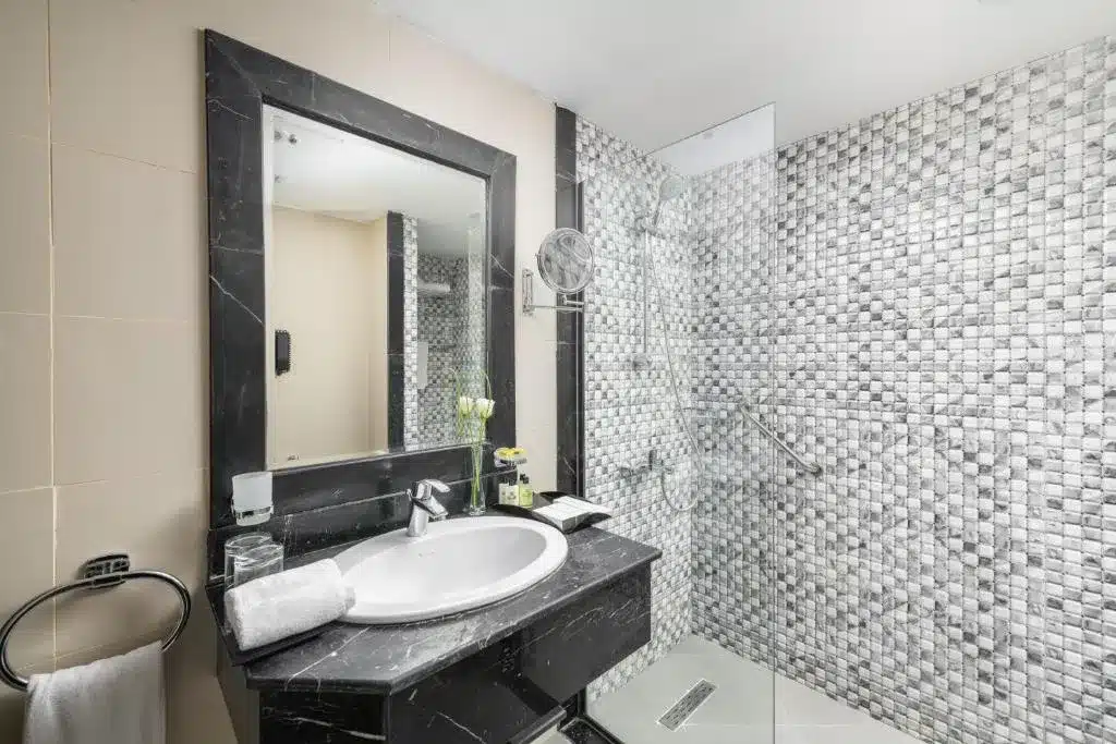 Taiba Front Hotel bathroom - SaudiaKeys