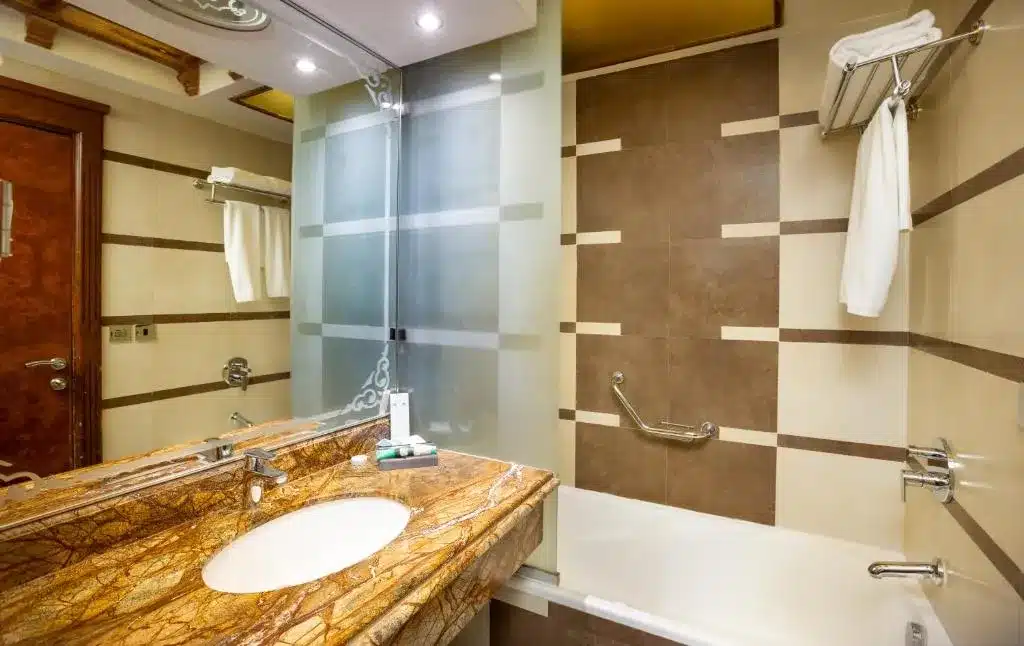 Verta Al Madina Hotel bathroom - SaudiaKeys